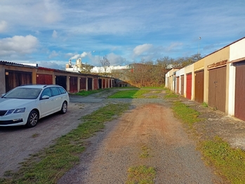 V pozadí garáže Anexia. - Prodej garáže 21 m², Rakovník