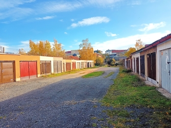 a dál se mění ve zpevněnou - Prodej garáže 21 m², Rakovník