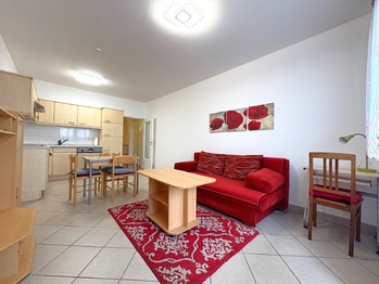 Obývací pokoj s kuchyňským koutem - Pronájem bytu 2+kk v osobním vlastnictví 62 m², Praha 10 - Michle 