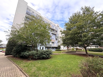 Venkovní pohled na dům - Pronájem bytu 2+kk v osobním vlastnictví 62 m², Praha 10 - Michle