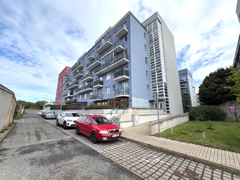 Venkovní pohled na dům - Pronájem bytu 2+kk v osobním vlastnictví 62 m², Praha 10 - Michle