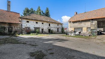 Pohled na budovy ze dvora - Prodej zemědělského objektu 244 m², Vitice