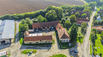 Pohled na usedlost z dronu - Prodej zemědělského objektu 244 m², Vitice 
