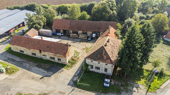 Hlavní vjezd do usedlosti - Prodej zemědělského objektu 244 m², Vitice