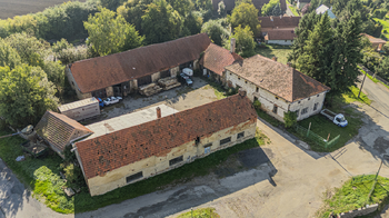 Usedlost a budovy s dvorem z dronu - Prodej zemědělského objektu 244 m², Vitice