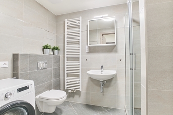 zařízená koupelna, sprchový kout - Pronájem bytu 2+kk v osobním vlastnictví 66 m², Praha 4 - Chodov