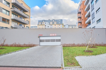 vjezd do garáží - Pronájem bytu 2+kk v osobním vlastnictví 66 m², Praha 4 - Chodov