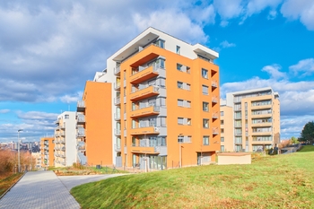 pohled na dům, 300m od autobusové zastávky - Pronájem bytu 2+kk v osobním vlastnictví 66 m², Praha 4 - Chodov