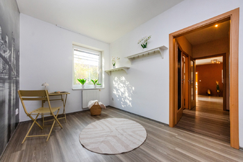 Prodej bytu 3kk se zahradou a parkovacím stáním_Zvole - Prodej bytu 3+kk v osobním vlastnictví 254 m², Zvole