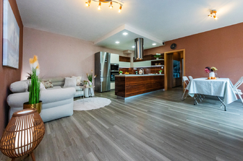 Prodej bytu 3kk se zahradou a parkovacím stáním_Zvole - Prodej bytu 3+kk v osobním vlastnictví 254 m², Zvole