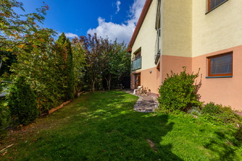 Prodej bytu 3kk se zahradou a parkovacím stáním_Zvole - Prodej bytu 3+kk v osobním vlastnictví 254 m², Zvole