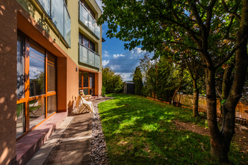 Prodej bytu 3kk se zahradou a parkovacím stáním_Zvole - Prodej bytu 3+kk v osobním vlastnictví 254 m², Zvole