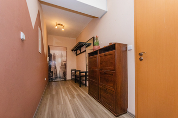 Prodej bytu 3kk se zahradou a parkovacím stáním_Zvole - Prodej bytu 3+kk v osobním vlastnictví 254 m², Zvole