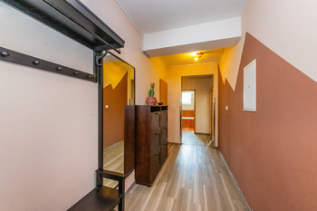 Prodej bytu 3kk se zahradou a parkovacím stáním_Zvole - Prodej bytu 3+kk v osobním vlastnictví 254 m², Zvole