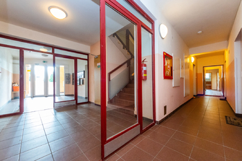 Prodej bytu 3kk se zahradou a parkovacím stáním_Zvole - Prodej bytu 3+kk v osobním vlastnictví 254 m², Zvole