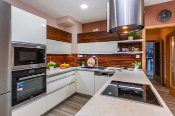 Prodej bytu 3kk se zahradou a parkovacím stáním_Zvole - Prodej bytu 3+kk v osobním vlastnictví 254 m², Zvole