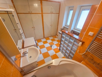 koupelna s WC - Pronájem bytu 3+1 v osobním vlastnictví 79 m², České Budějovice
