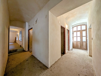 chodba a vstup do dvorku a sálu ... - Prodej obchodních prostor 420 m², Česká Bělá