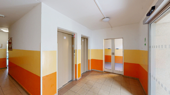 chodba domu - Prodej bytu 2+kk v družstevním vlastnictví 44 m², Praha 4 - Modřany