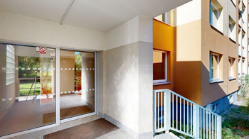 zadní bezbariérový vstup do domu - Prodej bytu 2+kk v družstevním vlastnictví 44 m², Praha 4 - Modřany