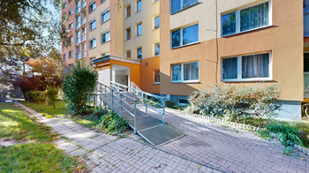 zadní bezbariérový vstup do domu - Prodej bytu 2+kk v družstevním vlastnictví 44 m², Praha 4 - Modřany