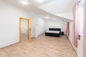Pronájem domu 164 m², Praha 8 - Březiněves