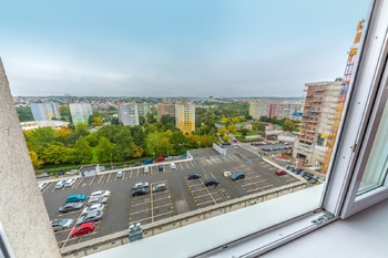 Výhled z ložnice a pokoje - Pronájem bytu 3+kk v osobním vlastnictví 81 m², Praha 5 - Stodůlky