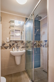 Koupelna - Pronájem bytu 1+kk v osobním vlastnictví 42 m², Horoměřice