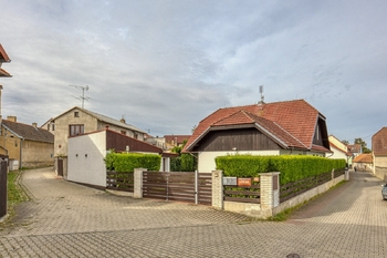 Pohled na dům z ulice - Pronájem bytu 1+kk v osobním vlastnictví 42 m², Horoměřice