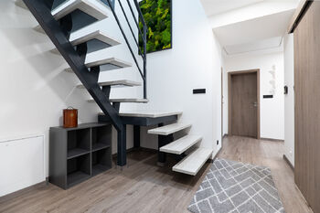 Schody - Prodej domu 182 m², Velká Dobrá