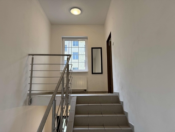 vstup 1 NP - Pronájem obchodních prostor 210 m², Praha 10 - Strašnice