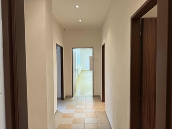 chodba přízemí - Pronájem obchodních prostor 210 m², Praha 10 - Strašnice