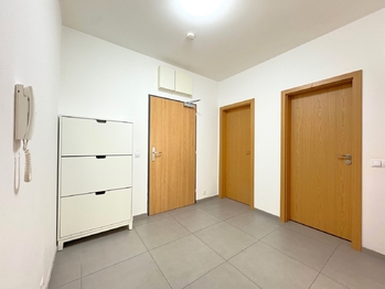 Předsíň - Prodej bytu 2+kk v osobním vlastnictví 74 m², Praha 9 - Libeň