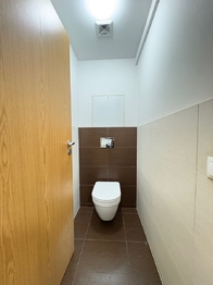 Samostatné WC - Prodej bytu 2+kk v osobním vlastnictví 74 m², Praha 9 - Libeň