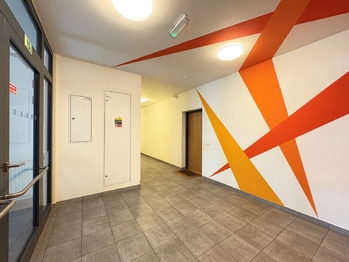 Společné prostory domu - chodba - Prodej bytu 2+kk v osobním vlastnictví 74 m², Praha 9 - Libeň