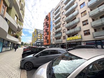 Venkovní pohled na dům - Prodej bytu 2+kk v osobním vlastnictví 74 m², Praha 9 - Libeň
