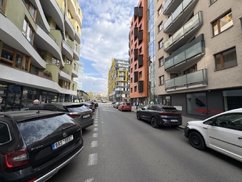 Pohled na dům z ulice Kurta Konráda - Prodej bytu 2+kk v osobním vlastnictví 74 m², Praha 9 - Libeň