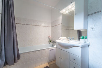 Koupelna i s vanou - Prodej bytu 3+kk v osobním vlastnictví 87 m², Jevany