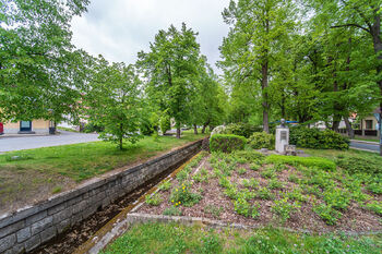 Jevanské náměstí s bustou TGM - Prodej bytu 3+kk v osobním vlastnictví 87 m², Jevany