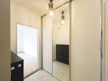 Vestavné úložné prostory - Pronájem bytu 1+kk v osobním vlastnictví 31 m², Praha 5 - Stodůlky