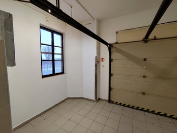vjezd  - Pronájem výrobních prostor 159 m², Mšeno