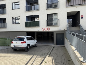 vjezd do garáže - Pronájem bytu 2+kk v osobním vlastnictví 52 m², Praha 10 - Uhříněves