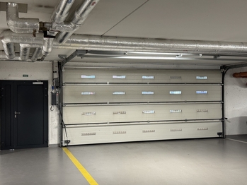 vrata od garáže - Pronájem bytu 2+kk v osobním vlastnictví 52 m², Praha 10 - Uhříněves