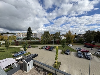 pohled z okna - Pronájem bytu 2+kk v osobním vlastnictví 52 m², Praha 10 - Uhříněves