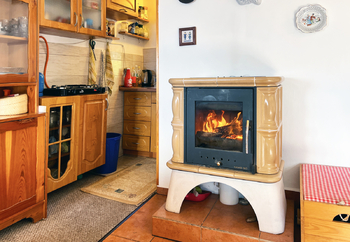 Obývací pokoj s krbem - Prodej chaty / chalupy 76 m², Nejdek