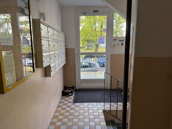 Chodba domu - Prodej bytu 2+kk v osobním vlastnictví 48 m², Kladno