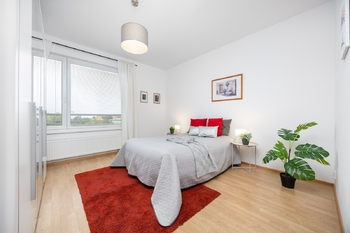 Ložnice s prostornou skříní - Prodej bytu 2+kk v osobním vlastnictví 67 m², Praha 5 - Zličín 