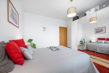 Ložnice s prostornou skříní - Prodej bytu 2+kk v osobním vlastnictví 67 m², Praha 5 - Zličín