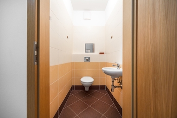 Samostatné WC s umyvadlem - Prodej bytu 2+kk v osobním vlastnictví 67 m², Praha 5 - Zličín