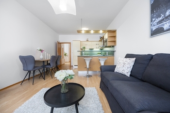 Obývací pokoj s kuchyňským koutem - Prodej bytu 2+kk v osobním vlastnictví 67 m², Praha 5 - Zličín